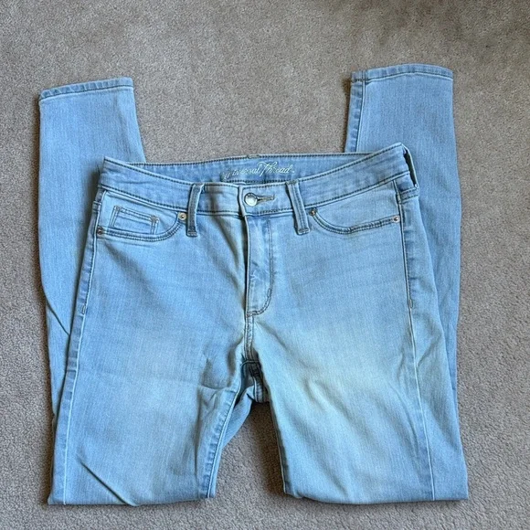 Universal Light Wash Skinny Jeans - Picture 3 of 5